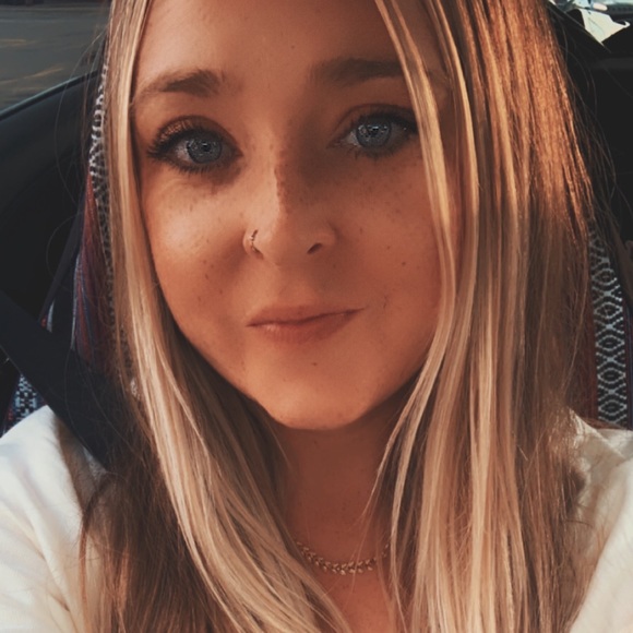 Meet your Posher, Laura - Picture 1 of 1